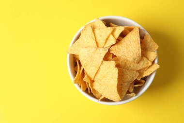 Beyaz arkaplanda kırmızı gül yaprakları