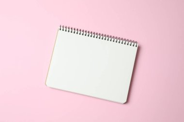 Renk arkaplanı üzerine not defteri, metin için boşluk