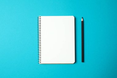 Renk arkaplanında kalem olan defter, metin için boşluk