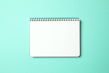 Renk arkaplanı üzerine not defteri, metin için boşluk