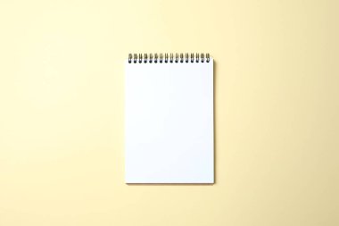 Renk arkaplanı üzerine not defteri, metin için boşluk