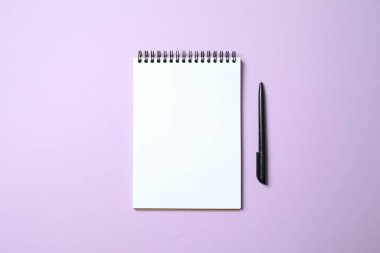 Renk arkaplanında kalem olan defter, metin için boşluk