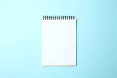 Renk arkaplanı üzerine not defteri, metin için boşluk