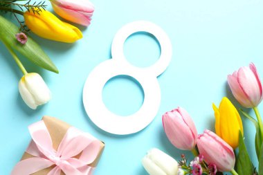 Renkli arka planda güzel laleleri olan sekiz numara.