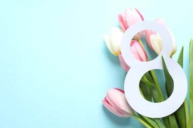 Renkli arka planda güzel laleleri olan sekiz numara.