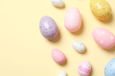 Paskalya dekoru konsepti. Renkli yumurtaların üst görünüm fotoğrafı