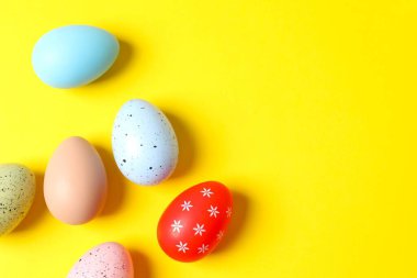 Paskalya dekoru konsepti. Renkli yumurtaların üst görünüm fotoğrafı