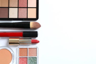 Beyaz arkaplanda dekoratif kozmetik seti