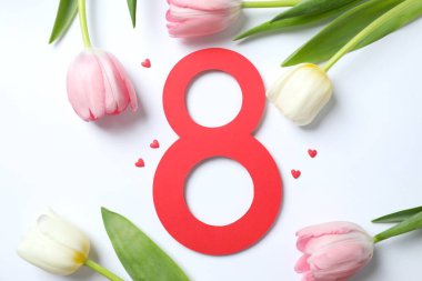 Renkli arka planda güzel laleleri olan sekiz numara.