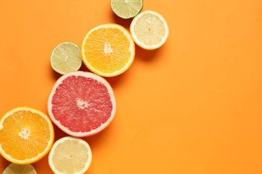 Renkli arka planda tropik meyveler. Yaz kavramı. Düz konum, üst görünüm, kopyalama alanı