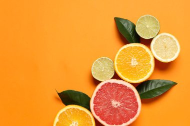 Renkli arka planda yaprakları olan tropik meyveler. Yaz kavramı. Düz konum, üst görünüm, boşluğu kopyala