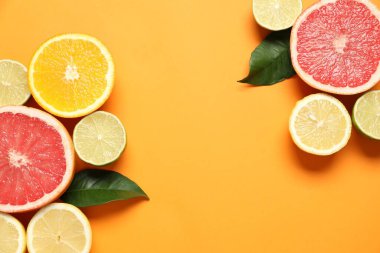 Renkli arka planda yaprakları olan tropik meyveler. Yaz kavramı. Düz konum, üst görünüm, boşluğu kopyala