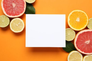 Beyaz kartla yazlık tropikal kompozisyon. Renkli arka planda yeşil yapraklar ve tropikal meyveler. Yaz kavramı. Düz konum, üst görünüm, kopyalama alanı