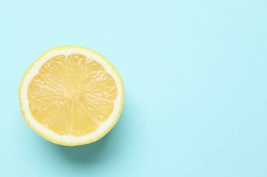 Renkli arkaplanda taze limon