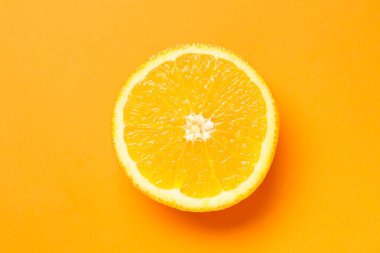 Renkli arkaplanda taze turuncu turunçgil meyvesi