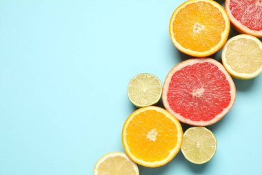 Renkli arka planda tropik meyveler. Yaz kavramı. Düz konum, üst görünüm, kopyalama alanı