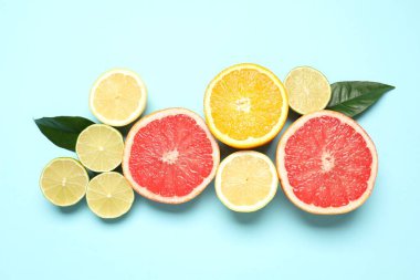 Yaz tropik kompozisyonu. Renkli arka planda tropik meyveler. Yaz kavramı. Düz konum, üst görünüm, kopyalama alanı