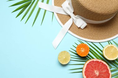 Yaz kompozisyonu. Meyveler, şapka, arka planda tropik palmiye yaprakları. Yaz kavramı. Düz konum, üst görünüm, kopyalama alanı