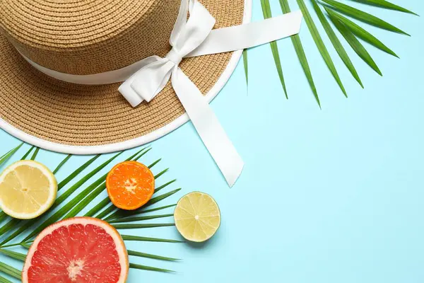 Yaz kompozisyonu. Meyveler, şapka, arka planda tropik palmiye yaprakları. Yaz kavramı. Düz konum, üst görünüm, kopyalama alanı