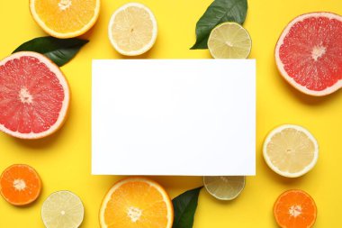 Beyaz kartla yazlık tropikal kompozisyon. Renkli arka planda tropikal meyveler. Yaz kavramı. Düz konum, üst görünüm, kopyalama alanı