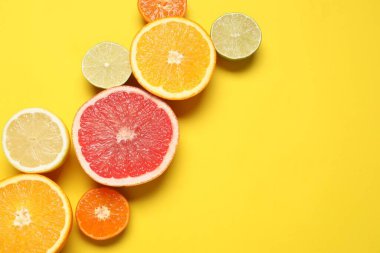 Renkli arka planda tropik meyveler. Yaz kavramı. Düz konum, üst görünüm, kopyalama alanı