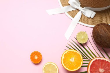 Yaz kompozisyonu. Meyveler, şapka, arka planda tropik palmiye yaprakları. Yaz kavramı. Düz konum, üst görünüm, kopyalama alanı