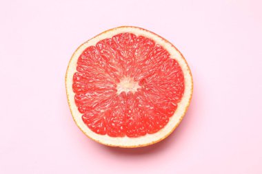 Renkli arkaplanda taze greyfurt