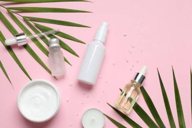 Renkli arka planda cilt bakımı için kozmetik ürünleri