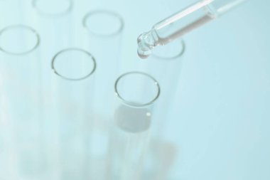 pipet akışkan bir birkaç test tüpleri için ekleme