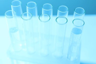 Renkli arkaplanda laboratuvar test tüpleri