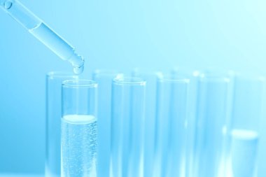 pipet akışkan bir birkaç test tüpleri için ekleme