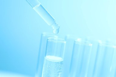 pipet akışkan bir birkaç test tüpleri için ekleme