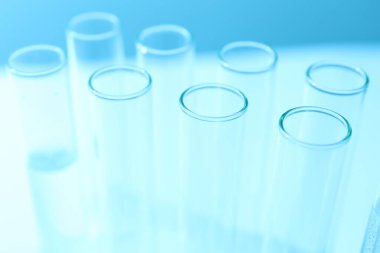 Renkli arkaplanda laboratuvar test tüpleri