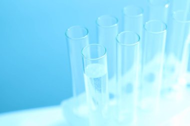 Renkli arkaplanda laboratuvar test tüpleri