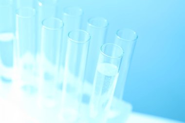 Renkli arkaplanda laboratuvar test tüpleri