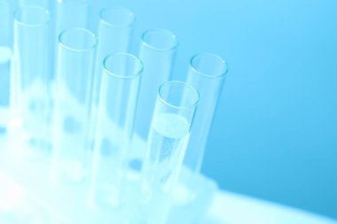 Renkli arkaplanda laboratuvar test tüpleri