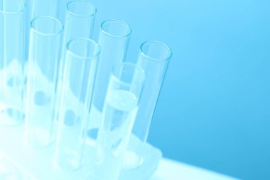 Renkli arkaplanda laboratuvar test tüpleri