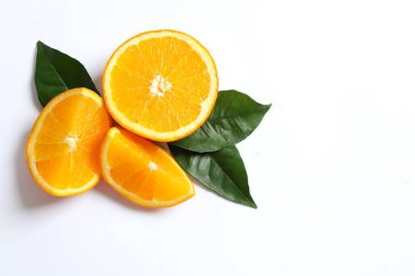 Beyaz arka plan üzerinde yaprakları ile taze portakal Narenciye meyve