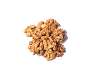 Beyaz arkaplanda izole edilmiş cevizler