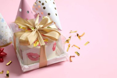 Renkli arkaplanda renkli paketlenmiş pasta