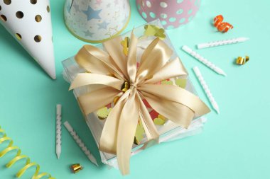 Renkli arkaplanda renkli paketlenmiş pasta