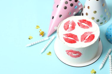 Doğum günü pastası. Arka planda kepler ve mumlar.