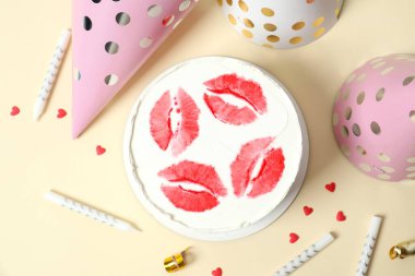 Doğum günü pastası. Arka planda kepler ve mumlar.