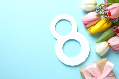 Güzel laleleri ve renk arka planında hediye kutusu olan sekiz numara.