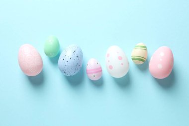 Paskalya dekoru konsepti. Renkli arkaplanda paskalya yumurtalarının en üst görünüm fotoğrafı 