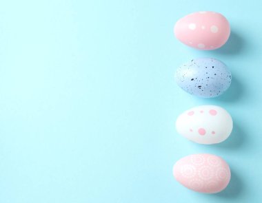 Paskalya dekoru konsepti. Renkli arkaplanda paskalya yumurtalarının en üst görünüm fotoğrafı 