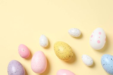 Paskalya dekoru konsepti. Renkli arkaplanda paskalya yumurtalarının en üst görünüm fotoğrafı 