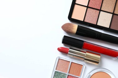 Beyaz arka planda dekoratif kozmetik seti