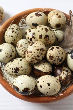 Arka planda bir tabakta bıldırcın yumurtası.