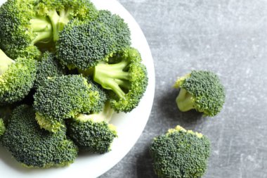 Masadaki kasede taze yeşil brokoli.